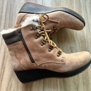 Sperry Tan and Black Winter Boots